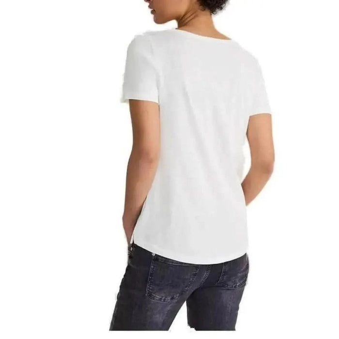 Woman in white T-shirt exemplifying urban city style fashion by Street One