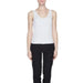 Vero Moda woman in urban style white tank top, showcasing urban city fashion